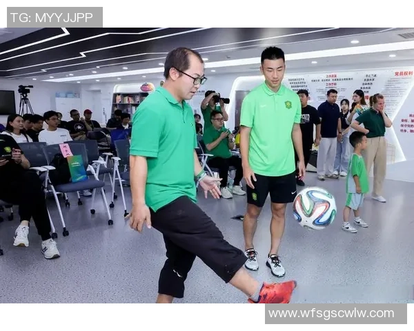 足球巨星与网络红人意外相遇引发的趣味故事与精彩瞬间分享