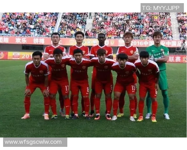 重庆篮球队在世界杯预选赛中以80分高居积分榜首位展现强劲实力